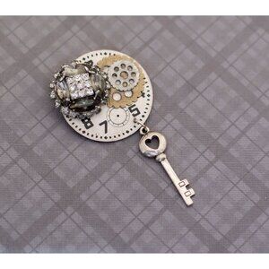 Vintage Gold Tone Steampunk Clock Brooch G27